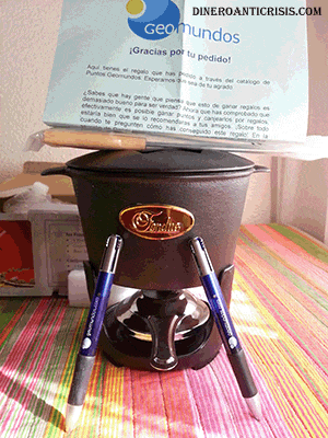 Regalo abierto mostrando fondue y bolis de colores